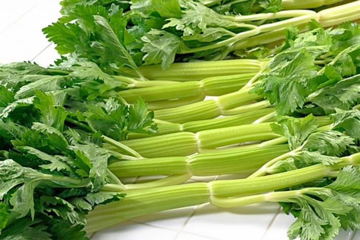 Rau cần đặc biệt tốt trong giai đoạn gout cấp tính. Rau cần giàu các sinh tố, khoáng chất và hầu như không chứa nhân purin. Có thể ăn sống, ép lấy nước uống hoặc nấu canh ăn hàng ngày.