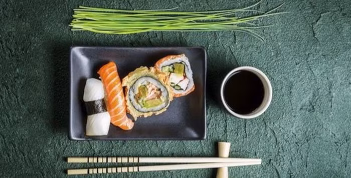 Ăn bằng mắt: Nghe có vẻ lạ nhưng mỗi khẩu phần ăn của người Nhật thường rất ít nhưng được bày trí rất tinh tế trong từng chiếc bát, đĩa nhỏ xinh. Thông thường họ chỉ nên ăn no từ 70-80% theo nguyên tắc của Hara hachi bunme và rất nhiều người Nhật tuân thủ nguyên tắc này.