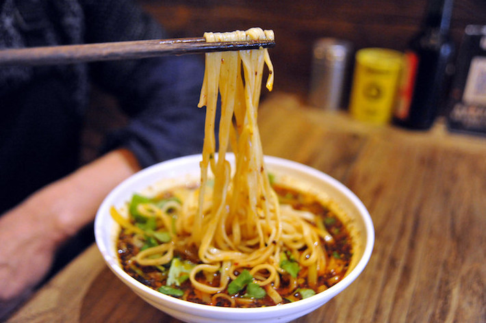 Khi ăn mì trường thọ, phải ăn một hơi hết cả sợi mì và trước khi đưa mì vào miệng, không được cắn đứt sợi mì. Nét độc đáo trong văn hoá này ngày nay vẫn được người Trung Hoa duy trì và mang ý nghĩa đặc biệt trong đời sống tinh thần của họ. Ảnh: Internet.