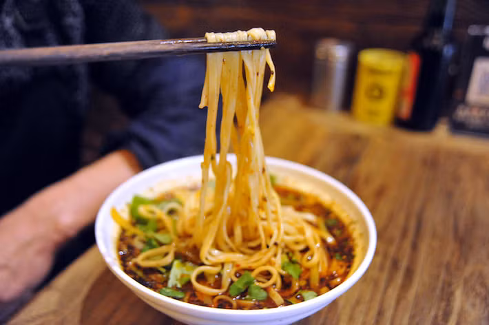 Khi ăn mì trường thọ, phải ăn một hơi hết cả sợi mì và trước khi đưa mì vào miệng, không được cắn đứt sợi mì. Nét độc đáo trong văn hoá này ngày nay vẫn được người Trung Hoa duy trì và mang ý nghĩa đặc biệt trong đời sống tinh thần của họ. Ảnh: Internet.