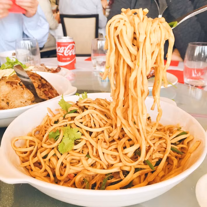 Trong văn hóa ẩm thực Trung Hoa, mì trường thọ không chỉ ngon mà còn có ý nghĩa quan trọng đặc biệt. Trước đây khi món mì trường thọ ra đời, người Trung Quốc đã thay thế nó cho món bánh sinh nhật trong dịp mừng tuổi mới của một ai đó.