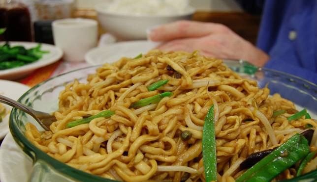 Khi ăn, người Trung Quốc thường thêm một quả trứng gà vào mì trường thọ, vì trứng gà có hình tròn, tượng trưng cho sự viên mãn. Cũng có người nói, trứng gà tượng trưng cho sinh mạng.