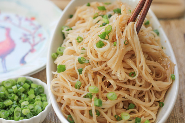 Mì trường thọ được chế biến với phần nước đặc biệt, có thể ăn kèm cùng thịt vịt quay, thịt xá xíu hoặc tôm sú, hoặc có thể ăn riêng một mình. Thưởng thức mì trường thọ theo cách nào bạn cũng đều cảm nhận được vị ngon, rất riêng của nó.