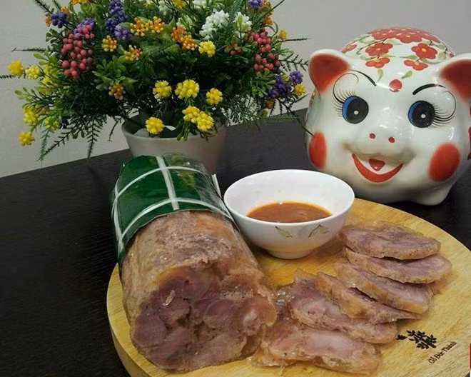 Giò đà điểu được nhiều người tìm mua không chỉ bởi hương vị thơm giòn, không ngấy, dễ ăn mà còn bởi lợi ích của thịt đà điểu. Thịt đà điểu sạch, chứa nhiều dinh dưỡng và đặc biệt là mỡ không no.