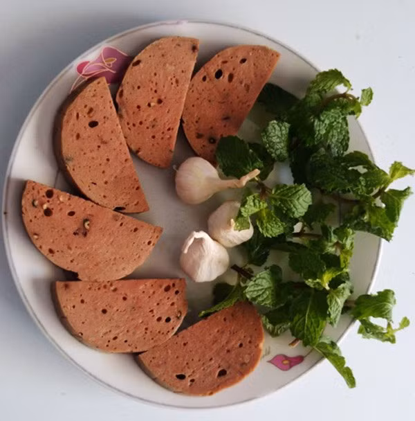 Giò ngựa khi thưởng thức có vị ngọt lạ miệng, giò nạc nhưng không bị dai mà vẫn mềm. Điều này có được nhờ vào nguyên liệu chính là thịt ngựa nạc, không gân, ít mỡ. Ngoài thịt ngựa, giò còn có thêm chút thịt mỡ lợn để tránh bị khô.