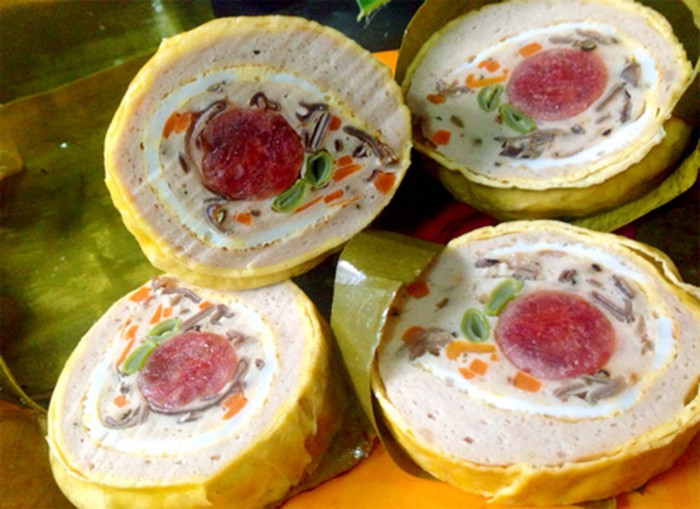 Giò hoa có hình thức bắt mắt, miếng giò nhỏ gọn, điểm xuyết nhiều màu sắc từ các nguyên liệu như thịt lợn, trứng muối, cà rốt, mộc nhĩ.