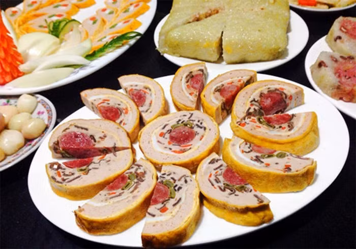 Giò hoa: Sở dĩ gọi là giò hoa vì cách sắp xếp các nguyên liệu trong miếng giò rất đẹp mắt, tựa như bông hoa vậy. Vẫn là món giò truyền thống, nhưng giò hoa được biến tấu bắt mắt và lạ miệng hơn. Ảnh: Phunutoday.