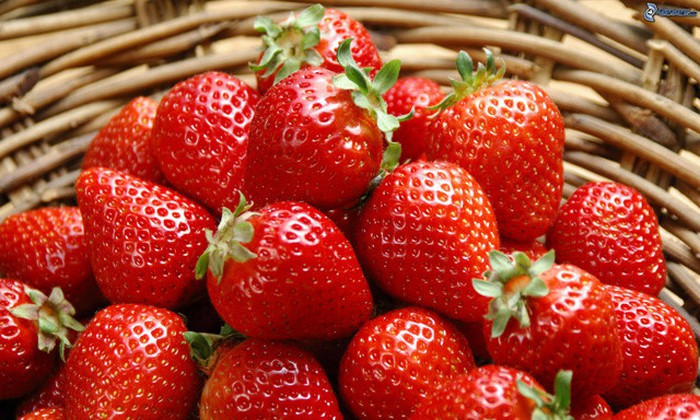 Dâu tây là một trong những thực phẩm mùa xuân phụ nữ nên ăn nhiều để có sức khỏe tốt và nhan sắc trẻ trung hơn. Quả này giàu chất chống oxy hóa và vitamin C có tác dụng giảm bớt nếp nhăn và giảm khô da.