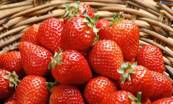 Dâu tây là một trong những thực phẩm mùa xuân phụ nữ nên ăn nhiều để có sức khỏe tốt và nhan sắc trẻ trung hơn. Quả này giàu chất chống oxy hóa và vitamin C có tác dụng giảm bớt nếp nhăn và giảm khô da.