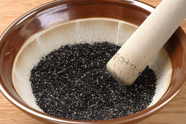 Mè đen: Vào mùa xuân, mè đen là một trong những thực phẩm dưỡng nhan hàng đầu dành cho phụ nữ tuổi 30. Loại thực phẩm này rất giàu vitamin E và sở hữu công dụng ngăn ngừa tàn nhang cùng hiệu quả.