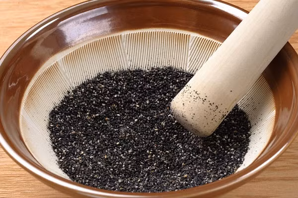 Mè đen: Vào mùa xuân, mè đen là một trong những thực phẩm dưỡng nhan hàng đầu dành cho phụ nữ tuổi 30. Loại thực phẩm này rất giàu vitamin E và sở hữu công dụng ngăn ngừa tàn nhang cùng hiệu quả.