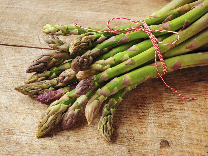 Măng tây cung cấp lượng lớn folate, loại vitamin B giúp bạn tránh khỏi tình trạng uể oải, mệt mỏi.