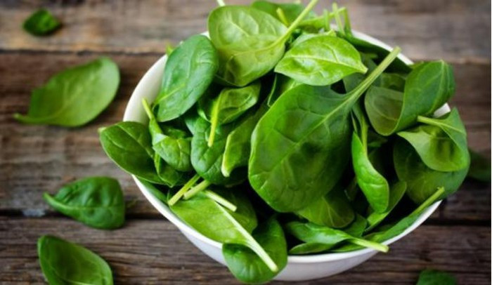 Cải bó xôi hay rau chân vịt cung cấp cho cơ thể chất sắt, thành phần quan trọng trong hồng cầu giúp cung cấp oxy và năng lượng cho cơ bắp. Ảnh: Internet.