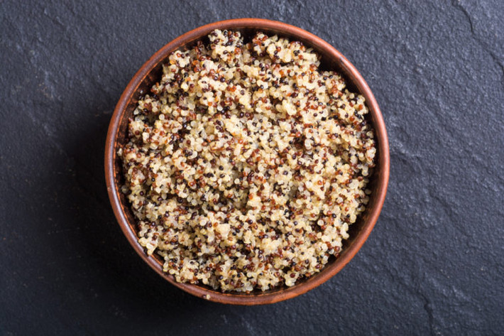 Hạt quinoa (hạt diêm mạch) chứa tất cả 9 axit amin cần thiết cho cơ thể. Hơn nữa, hạt quinoa có chứa hàm lượng protein cao, không chứa cholesterol, ít chất béo là sự lựa chọn tuyệt vời thay thế thịt. Mỗi khẩu phần hạt quinoa nấu chín chứa khoảng 8,14 gram protein.