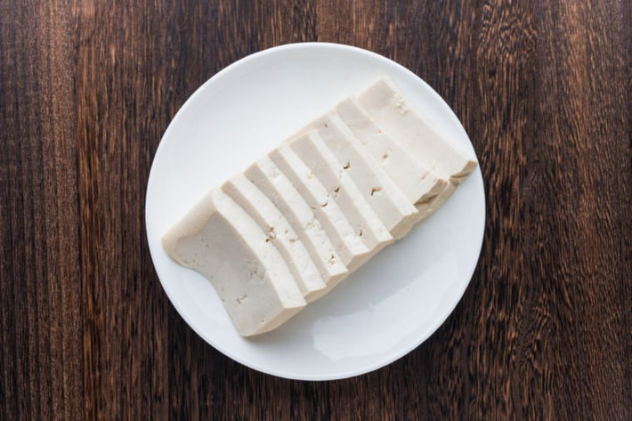 Đậu phụ là một trong những nguồn bổ sung chất đạm dồi dào nhất dành cho người ăn chay. Theo đó, một chén đậu phụ chứa khoảng 40 gram chất đạm.