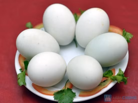 Trứng vịt lộn cũng là món ăn nên kiêng trong những ngày đầu năm, đầu tháng bởi quan niệm món ăn này mang đến những điều xui xẻo.