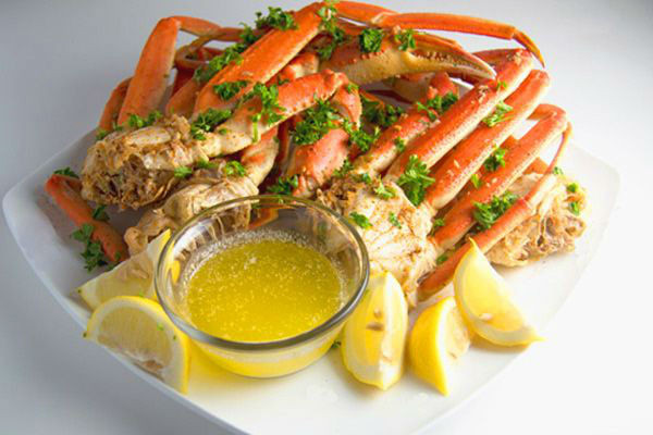 Thịt cua tuyết là món đặc trưng mùa xuân rất tốt cho sức khỏe. Khách đi du lịch Hàn Quốc vào mùa xuân có thể thưởng thức món cua tuyết hấp trong những nhà hàng ở thành phố Seoul hay Incheon. Bên cạnh đó, làng Yeongdeok chính là nơi nổi tiếng với các món ăn làm từ cua tuyết và có giá bán rẻ nhất vì nơi đây trực tiếp đánh bắt loại cua này.