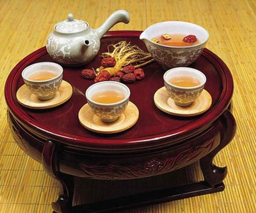 Trà nhân sâm: Tác dụng chữa chứng ngủ nhiều người vẫn mệt mỏi. Cách chế biến: Trà ngon 10g, nhân sâm 10g, cam thảo 4g, táo đỏ 3 quả pha nước uống sau khi ngủ dậy.