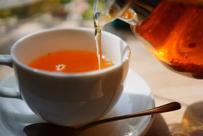 Trà atiso vừa tốt cho gan, làm sạch gan, phục hồi gan mà không làm hại đến các bộ phận khác trong cơ thể. Trà atiso trong Đông y có vị ngọt tính mát, không chỉ chữa gan mà còn hỗ trợ viêm khớp, mụn nhọt và các bệnh liên quan đến huyết nhiệt.