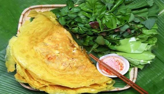 Bánh xèo tùy vào sở thích của từng địa phương mà nhân bánh có thể là giá, đu đủ hoặc bông điên điển, thịt ba rọi, tép, thịt gà, hoặc thịt vịt bằm nhuyễn… Bánh được ăn kèm với nhiều loại rau như diếp cá, rau thơm, nhiều nơi bà con còn ăn với đọt xoài non, lá cách, lá lụa… nhưng đặc biệt không thể thiếu cải bẹ xanh. Ảnh: Foody, Internet.
