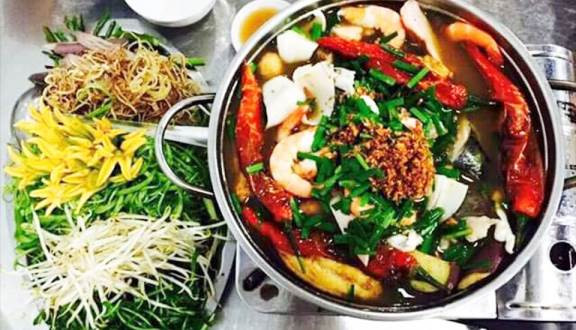 Lẩu mắm: Đây là một món ăn đã gắn bó với Cần Thơ từ bao năm qua và được xem là một món đặc sản miền Tây mà thực khách không nên bỏ lỡ. Nguyên liệu của món ăn này chính là từ mắm sạch hay là mắm cá linh ở vùng Châu Đốc – An Giang.