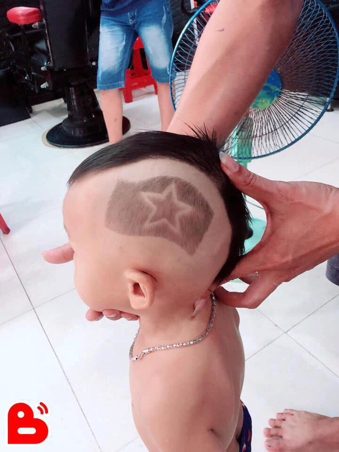 Lá cờ Việt Nam "bay" trên đầu của một cậu bé hâm mộ.