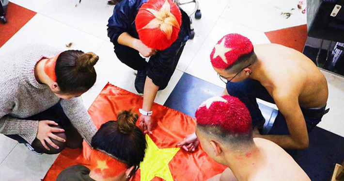 Cả một nhóm cổ động viên nhuộm tóc cờ đỏ sao vàng để cổ vũ đội tuyển Việt Nam.