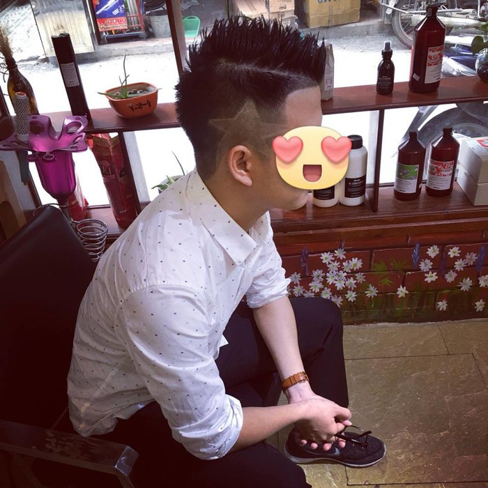 Cờ đỏ sao vàng, hai chữ Việt Nam vô địch hay thậm chí cả mặt cầu thủ cũng được các cổ động viên tạo hình lên mái tóc. Ảnh: Internet.