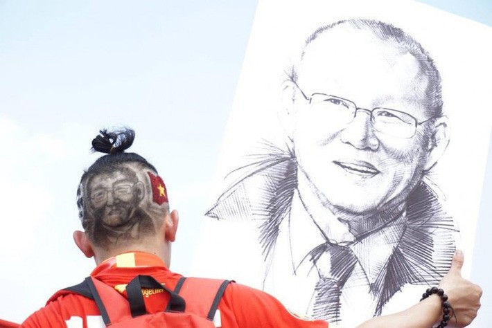 Fan cuồng nhiệt quê Quảng Nam có tên Đặng Hiệp Hòa đã cắt kiểu tóc cực chất khắc họa HLV Park Hang-seo để cổ vũ đội tuyển Việt Nam trước trận bán kết lượt về AFF Cup 2018 với Philippines. Ảnh: SaoStar.