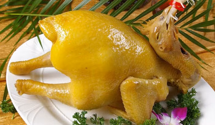 Món gà luộc là một món ăn cổ truyền từ bao đời nay trong mâm cỗ Tết của mỗi gia đình Việt Nam. Theo dân gian, món thịt gà luộc vàng óng, mềm mại hứa hẹn mang đến cho mỗi gia đình một năm mới tràn đầy niềm vui, hạnh phúc và khởi đầu thuận lợi, vạn sự như ý.