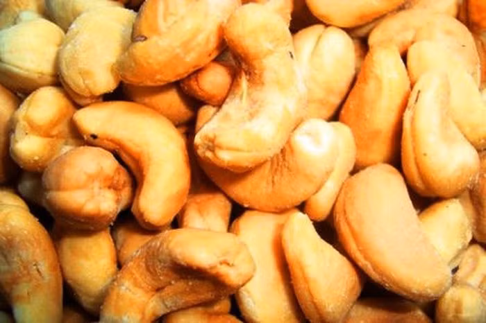 Hạt điều cũng giàu năng lượng và chất xơ, là món ăn vặt ngày tết lý tưởng để bạn kiểm soát cân nặng.