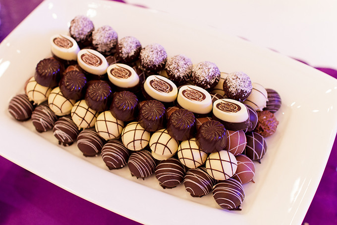 Đồ ăn hỗ trợ năng lượng: Sôcôla, bánh kẹo... là các thực phẩm nhỏ gọn, tiện lợi, nhiều năng lượng, xử lý nhanh gọn. Những món ăn vặt này có thời gian lưu trữ dài hơn so với các loại thực phẩm tươi sống khác và hương vị cũng rất ngon nên bạn có thể mang theo cho cả chuyến đi ngắn ngày hay dài ngày. Ảnh: Internet.