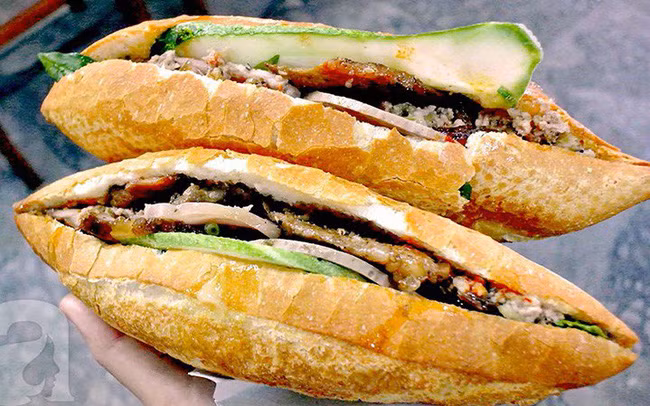 Bánh mì là thực phẩm tiện lợi mà bạn có thể mang theo khi đi du xuân. Có nhiều loại bánh để lựa chọn như bánh mì sandwich, bánh mì gậy, bánh mì kẹp…