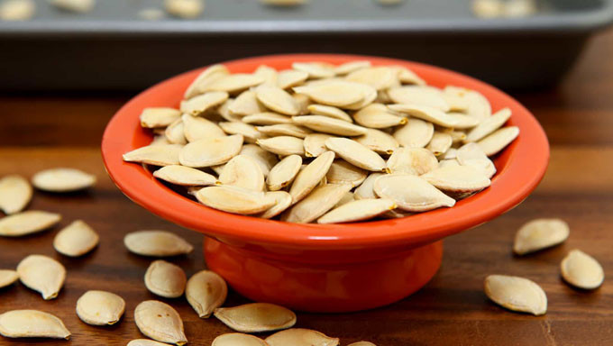 Hạt bí ngô rất giàu chất xơ và protein, đó là yếu tố cần thiết để giảm cân. Lý do khi ăn hạt bí ngô, giúp bạn cảm thấy no lâu hơn. Trong mỗi một cốc hạt bí ngô có khoảng 285 calo. Nguồn ảnh: Internet. 