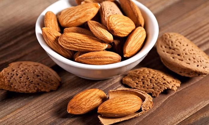 Ăn khoảng 30g các loại hạt như hạnh nhân, hạt dẻ mỗi ngày có thể giúp bạn bớt béo bụng.