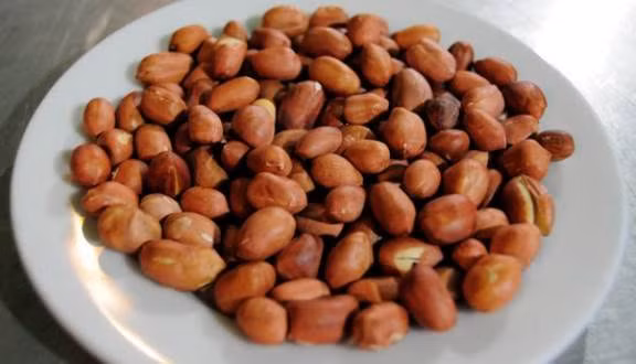 Đậu phộng là loại hạt giúp giảm cân hiệu quả nhờ thành phần chứa nhiều axit folic là chất béo không bão hòa và cellulose hữu ích giúp đào thải đường ruột, giúp bạn ăn thoải mái mà không sợ tăng cân.