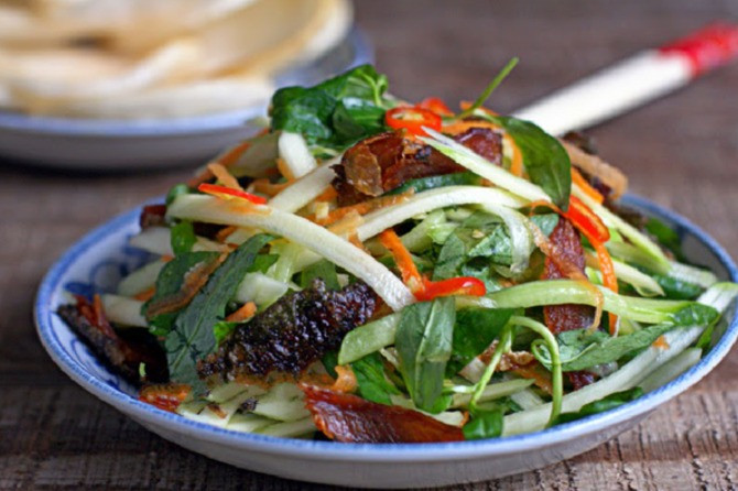 Bát nước chấm này sẽ được cho thêm tỏi, ớt băm nhuyễn, thêm đường và nước mắm nhĩ để tạo nên độ hoàn hảo cho món nhậu. Ảnh: bazantravel.