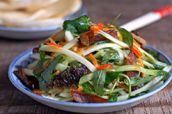 Bát nước chấm này sẽ được cho thêm tỏi, ớt băm nhuyễn, thêm đường và nước mắm nhĩ để tạo nên độ hoàn hảo cho món nhậu. Ảnh: bazantravel.