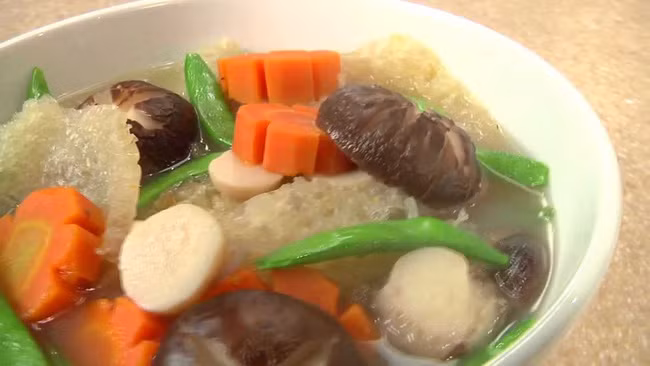 Theo các chuyên gia dinh dưỡng Hoài Thu, BV Thanh Nhàn, thường xuyên ăn bóng bì lợn được tẩy trắng bằng hóa chất sẽ dẫn tới ngộ độc, tiêu chảy, đau bụng, buồn nôn, rối loạn tiêu hóa, tăng nguy cơ ung thư. Ảnh minh họa (Nguồn: Internet).