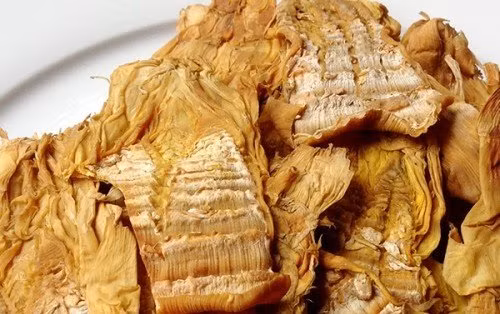 Măng khô là món ăn hầu như có mặt trong mỗi mâm cỗ của nhiều gia đình trong dịp Tết. Tuy nhiên, trong măng khô chứa thành phần lưu huỳnh - thường được sử dụng trong quá trình sấy khô măng để chống ẩm mốc, tạo màu vàng đẹp cho măng hơn hoặc ngâm hóa chất tẩy trắng để làm cho sản phẩm măng trắng hơn nhằm đánh lừa người tiêu dùng.