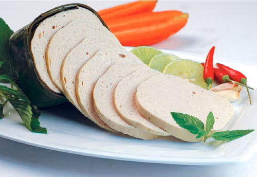 Nếu không lựa chọn giò, chả cẩn thận, người tiêu dùng phải đối mặt với nguy cơ ngộ độc hàn the. Đây là hóa chất thường được cho vào giò, chả mục đích tạo độ giòn, dai. Hàn the khi xâm nhập vào cơ thể với liều lượng cao sẽ gây ngộ độc cấp. Còn với liều lượng nhỏ, chúng sẽ tích tụ và gây ngộ độc gan, thận, rất nguy hiểm cho cơ thể. Ảnh: SucKhoeDoiSong.