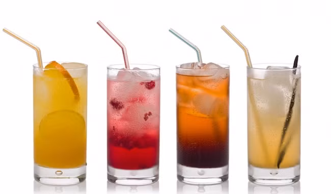 Nước ngọt, nước tăng lực: Những thức uống có ga này sẽ làm tăng nguy cơ kết tủa urat ở ống thận, tăng nguy cơ mắc gút và sỏi thận nên không tốt cho người bệnh gút.