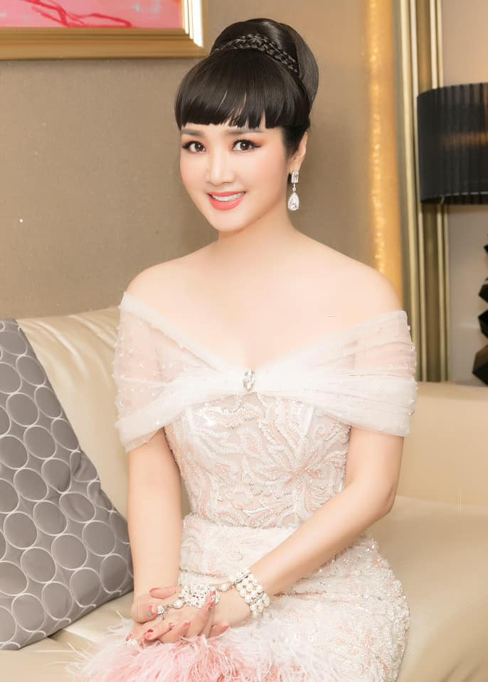 Dù đã 48 tuổi song hoa hậu Đền Hùng vẫn ăn mặc hết sức trẻ trung và gợi cảm.