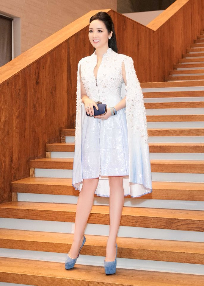 Giáng My cũng hay chọn thiết kế có tông màu nhã nhặn.