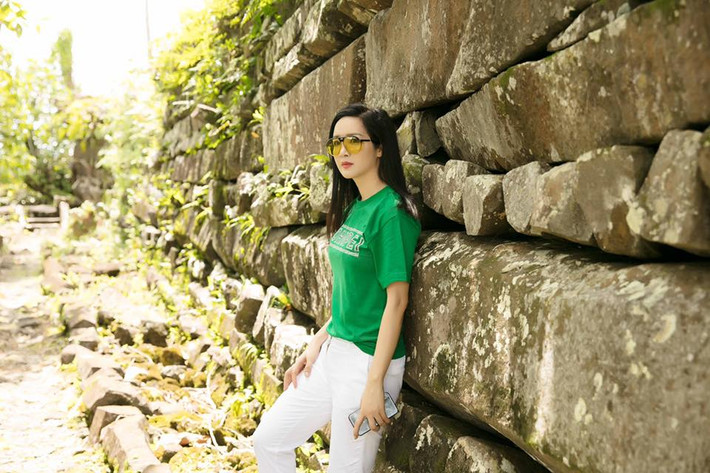 Cô mặc áo phông xanh với quần trắng giúp “ăn gian” cả vài chục tuổi.