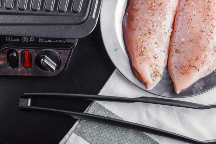 Sử dụng lại các công cụ đã chạm vào gà sống: Trong quá trình nấu ăn, bạn thường sơ chế nhiều loại thực phẩm cùng một lúc. Tuy nhiên, đối với việc xử lý gà, nhiễm chéo các chất từ thực phẩm có thể làm bạn có nguy cơ bị bệnh Salmonella. Tránh sử dụng dụng cụ nấu, máy cắt và bất cứ thứ gì khác sau khi chúng đã tiếp xúc với gà sống.