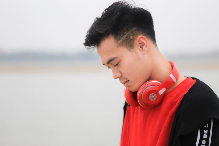 Mặc áo đỏ, đeo tai nghe đỏ, chàng tiền đạo trông đẹp chẳng kém các hot boy điển trai.