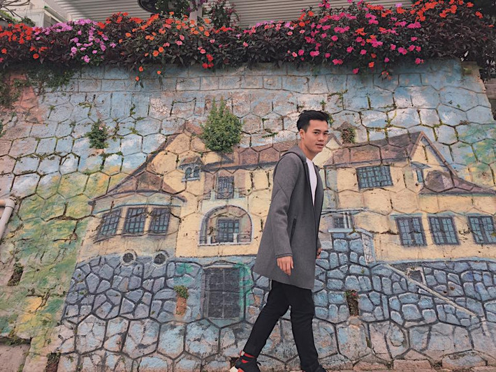 Không chỉ ăn mặc đậm chất Hàn Quốc, Văn Toàn còn có nhiều tấm ảnh diễn khá sâu như các sao.