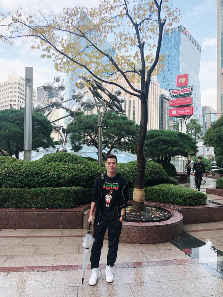 Khi không phải tập luyện thi đấu, chàng cầu thủ trẻ khoác lên mình những trang phục sành điệu đậm chất thể thao và đi du lịch.