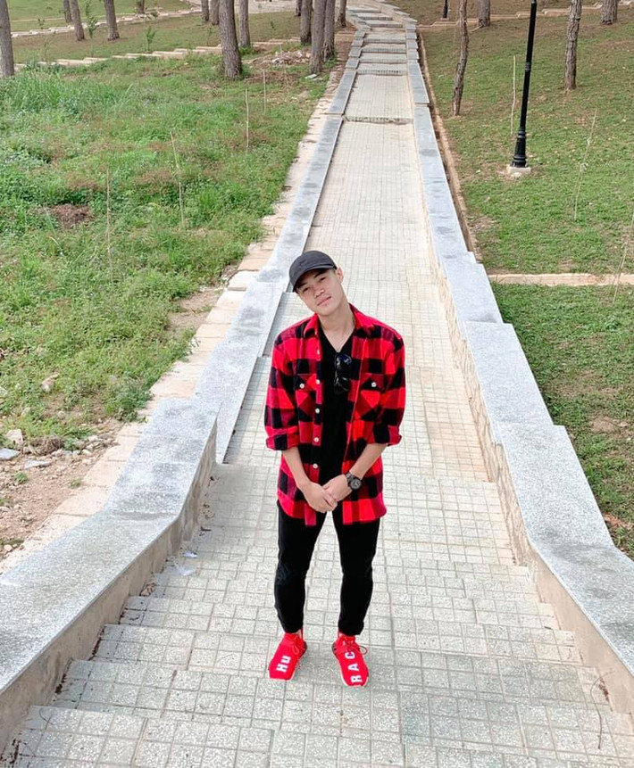 Anh thích dùng sơ mi kẻ ca rô làm áo khoác, tạo vẻ "bụi phủi".